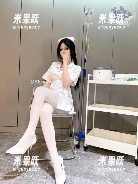 AT鲨的美腿，全在这张图片里，远远看还以为是插画呢。