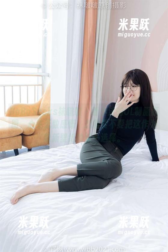 BoBoSocks袜啵啵 - 看小沫的OL制服原图，心生无数感慨，想着要不要把这作为我新壁纸的第一选择。