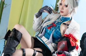 Hatori Sama和她的‘模特’女友:一场写真集的爱情游戏