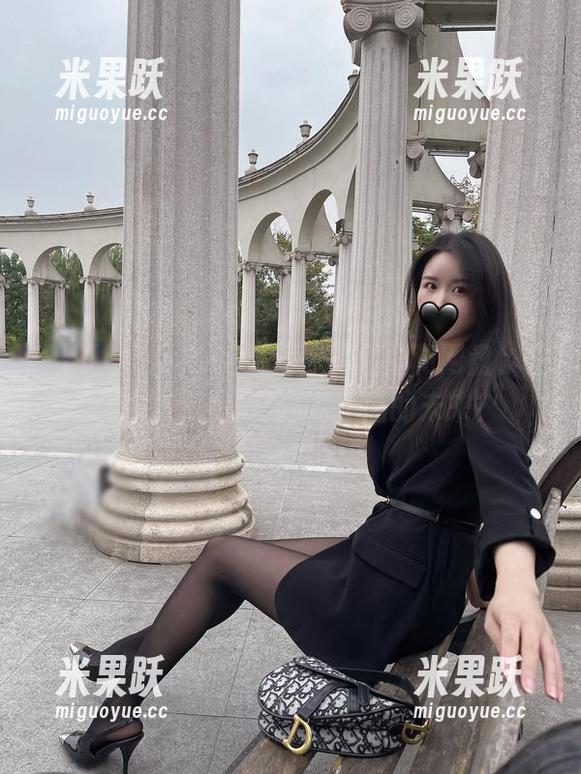 微密圈 - July芝岚，你的红裙和网盘，是不是在悄悄讨论这件作品的未来？