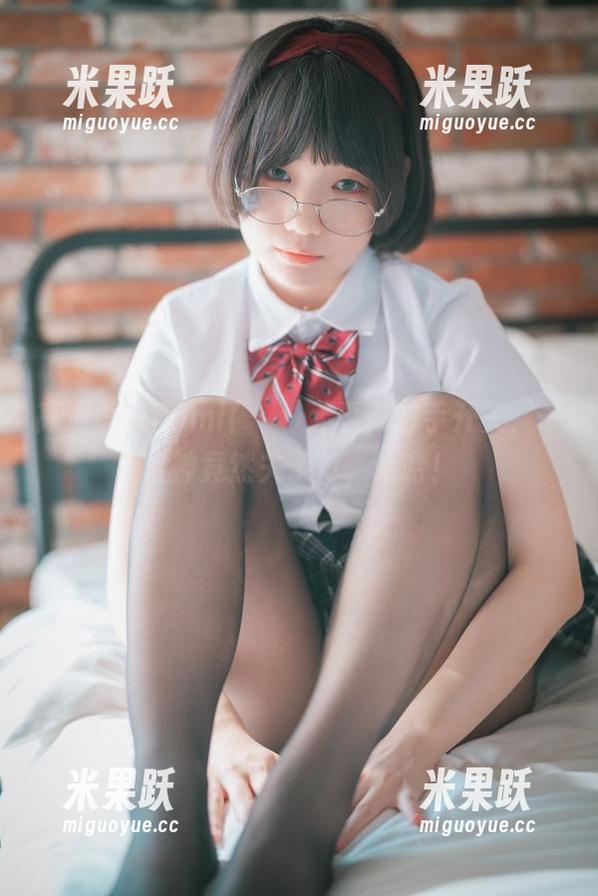 高清看Mimmi(밈미)无辜，右手开关，一留神竟然关了灯，哈哈！