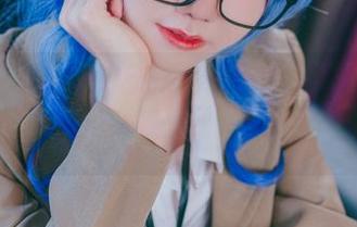 当Sally Dorasnow把“秘书”变成无圣光作品的时候，我只能说……很会啊！