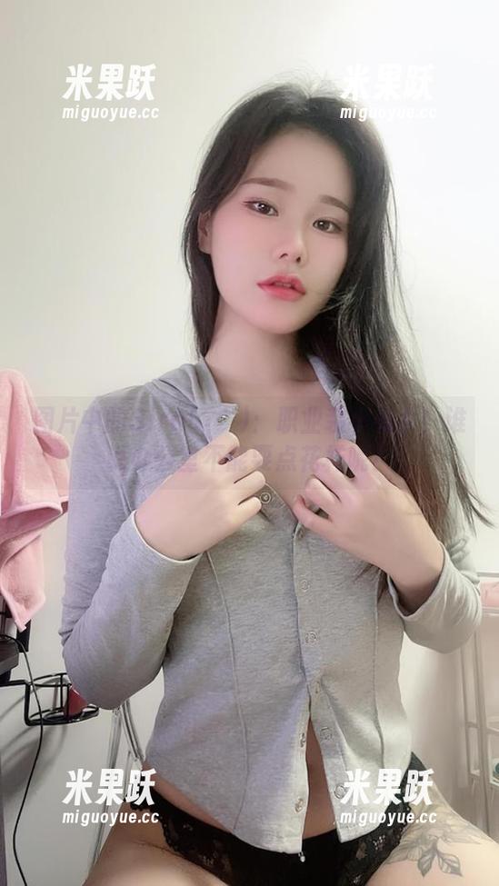 图片中的Sira(시라)：职业装小仙女！谁说办公室不能耍点花样呢？