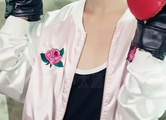 TouTiao头条女神 - 看原图的时候,毛衣和罗蔓蒂形成了一幅无法拒绝的小画面,直接抓住了我不太清晰的注意力。