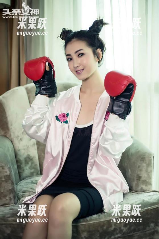 TouTiao头条女神-罗蔓蒂 TouTiao头条女神 - 看原图的时候,毛衣和罗蔓蒂形成了一幅无法拒绝的小画面,直接抓住了我不太清晰的注意力。