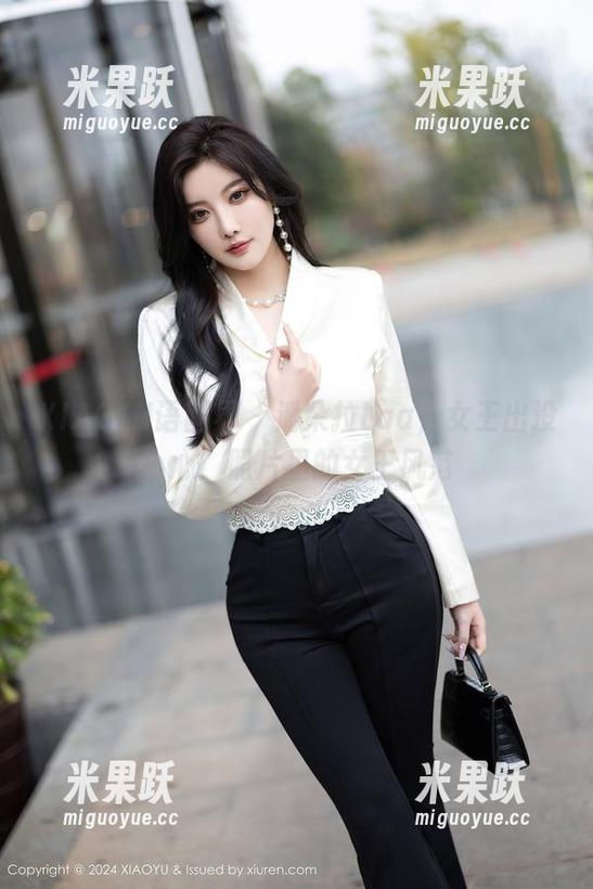 XIAOYU语画界 - 潘朵拉Laa，女王出没小心！照片里的女王风范