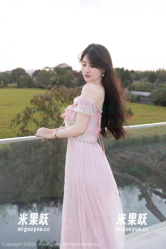 Xiuren秀人网 - Carol周妍希制服，看她如何带着各种套路，玩转这套全新作品集