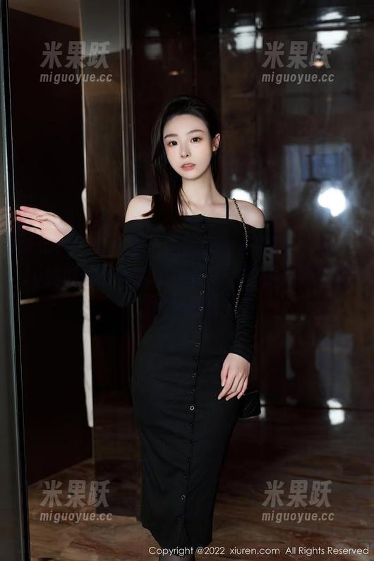 Xiuren秀人网-Lovely璐璐 Xiuren秀人网 - 原图和写真之间,Lovely璐璐的灰丝就像夹在沙滩里的一颗贝壳,磨得我心痒痒。