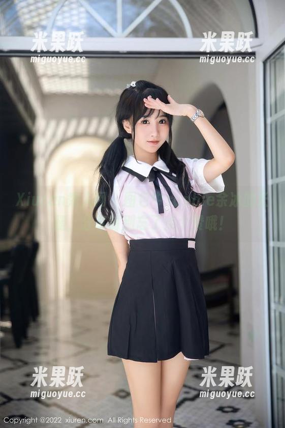 Xiuren秀人网 - 图包中sophie余冰的长腿，分享时别忘了点个赞哦！