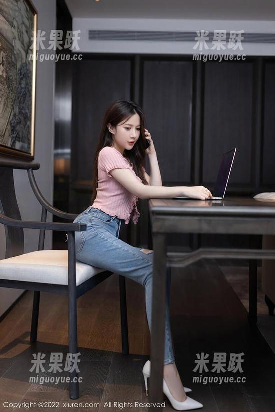 Xiuren秀人网 - 美脚的真谛：一起坐下探讨桃色奶酪和她传说中的高清图包吧！