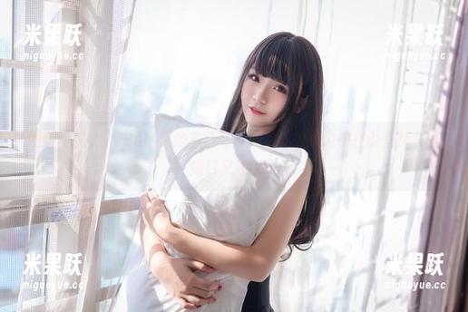 随便一瞥，Yoko宅夏的高清写真和这双棉袜似乎在说些什么，拗口又吸引。