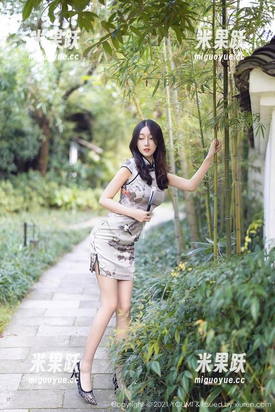 YouMi尤蜜荟 - 在Sukki的吊带图包里，竟然发现了新的“小心思”。