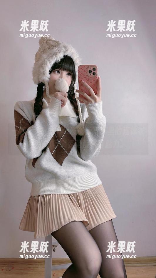 一秒入迷，Miko酱最新写真里的连体衣，她的每个姿势都很有魅力。