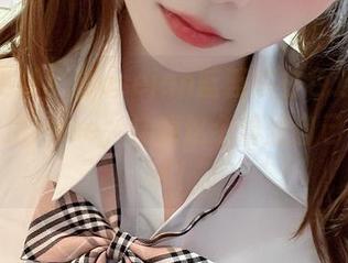 美图更新!看usejan蓝蓝在白色连帽衫里随意摆pose,让我这个粉丝自己都想试试!