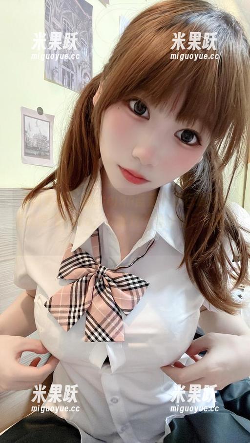 usejan蓝蓝 美图更新!看usejan蓝蓝在白色连帽衫里随意摆pose,让我这个粉丝自己都想试试!