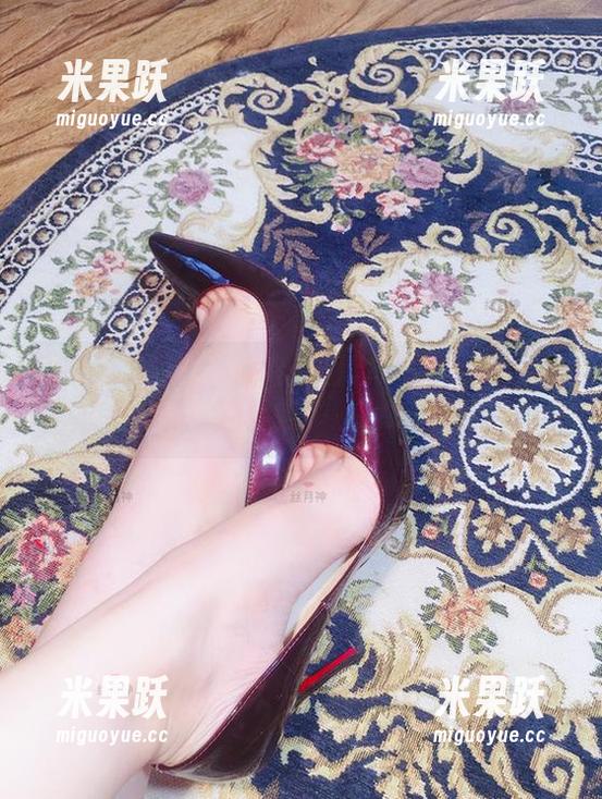 微密圈 - 丝月神的高清图集：高跟鞋是我的精神支柱，肉足底是我的心灵归宿！