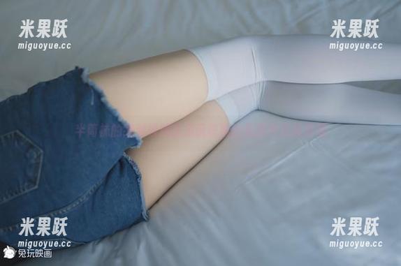 半筒袜的绝对领域在兔玩映画的私房中若隐若现