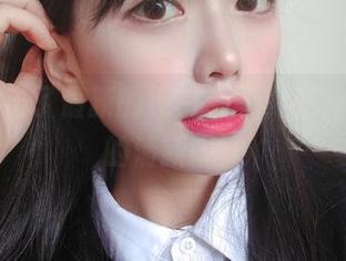 嘎潼冒出了最新的纯白套图,有种冰淇淋的清新呢。