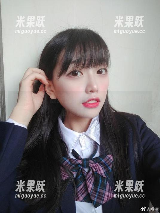 嘎潼冒出了最新的纯白套图，有种冰淇淋的清新呢。