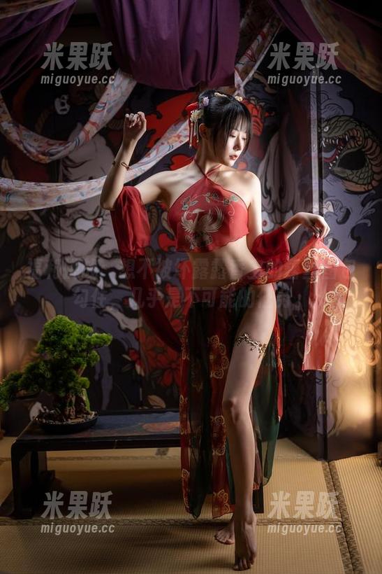 福利挑战：想不被坏露露香宝的蕾丝图包勾住，几乎是不可能的任务。
