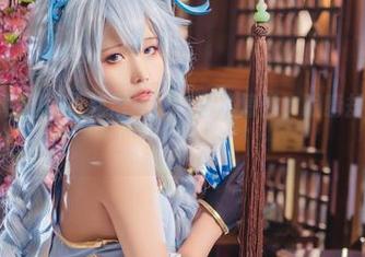 墨玉M在校园的福利展现,作品是情怀,眼睛却直勾勾的!