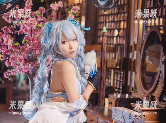 墨玉M在校园的福利展现，作品是情怀，眼睛却直勾勾的！