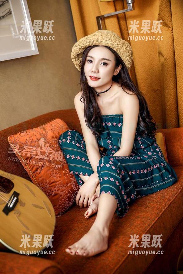 头条女神 - 冲这免费原图，看看小小鱼的修女造型，会不会被禁呀！