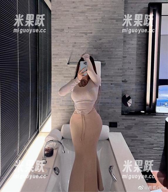 微密圈 - 全套图包，看奈斯希希一副随性模样，真的是太让人流连忘返了。