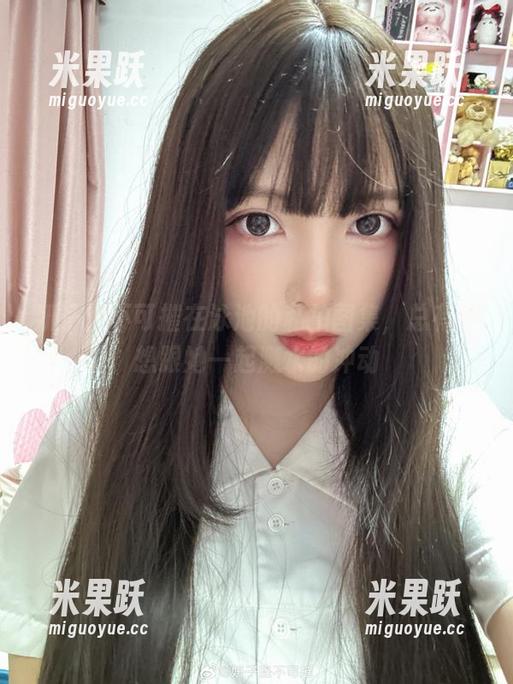 妍子坚不可摧在泳池的私拍图集，总有种想跟她一起溅水的冲动