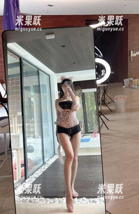 微密圈 - 小玉吃果冻的泳衣写真集：别担心，泳衣能遮住的不只是腿！资源一大波。