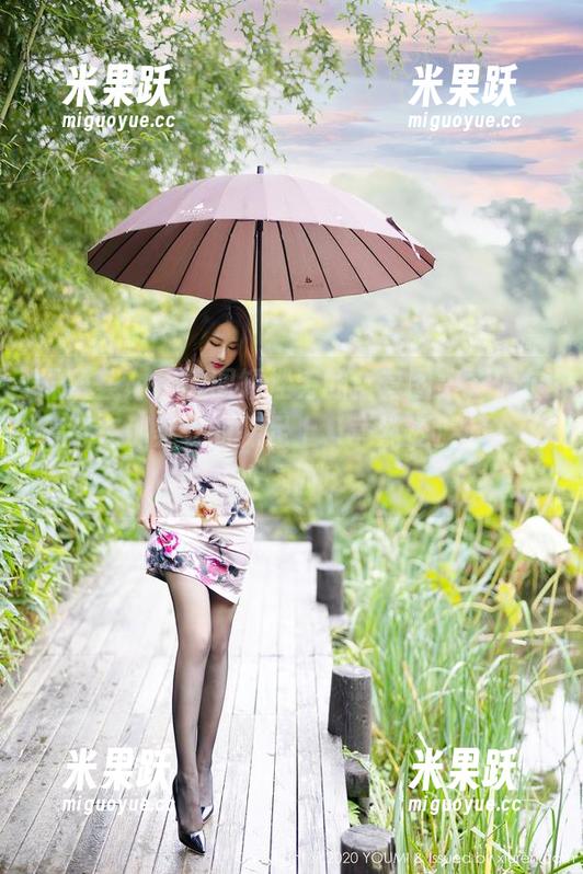 尤蜜荟-土肥圆矮挫穷 尤蜜荟 - 土肥圆矮挫穷的全套图集,偶尔停留在那柔软的裸足上,竟然还泛起一丝小疑问!
