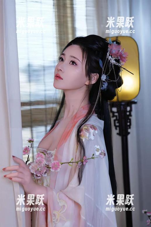 发现年年Nnian最新的女王，可能是她的帽子好过了一巴掌！