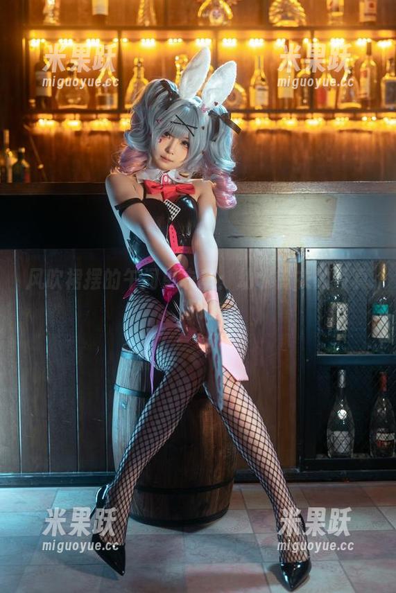 风吹裙摆的午间更衣室：幼水铃衣的写真奇遇