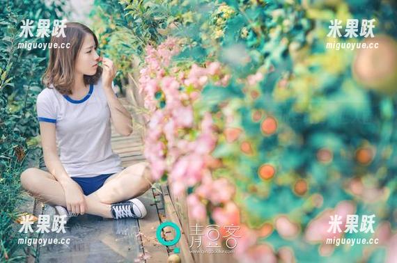 推女神 - 黄可christine的网袜写真真是大胆，敢穿敢秀，世人皆醉我独醒！