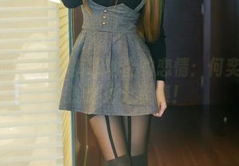 推女郎 - 牛仔裤草地上的恋情:何奕恋带来的精彩分享集!