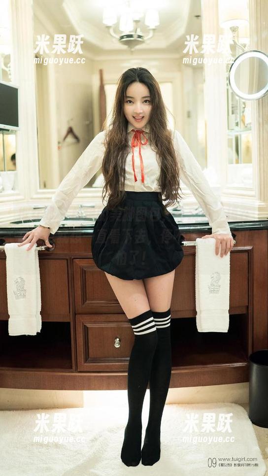 推女郎 - 杨伊的美脚图包，真别说，捧在手里也就想一直看下去，停不下来，太可怕了！