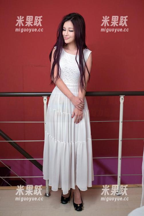 推女郎 - 王馨瑶的美脚，高清画质让你心湖荡漾，感觉一双腿的力量。