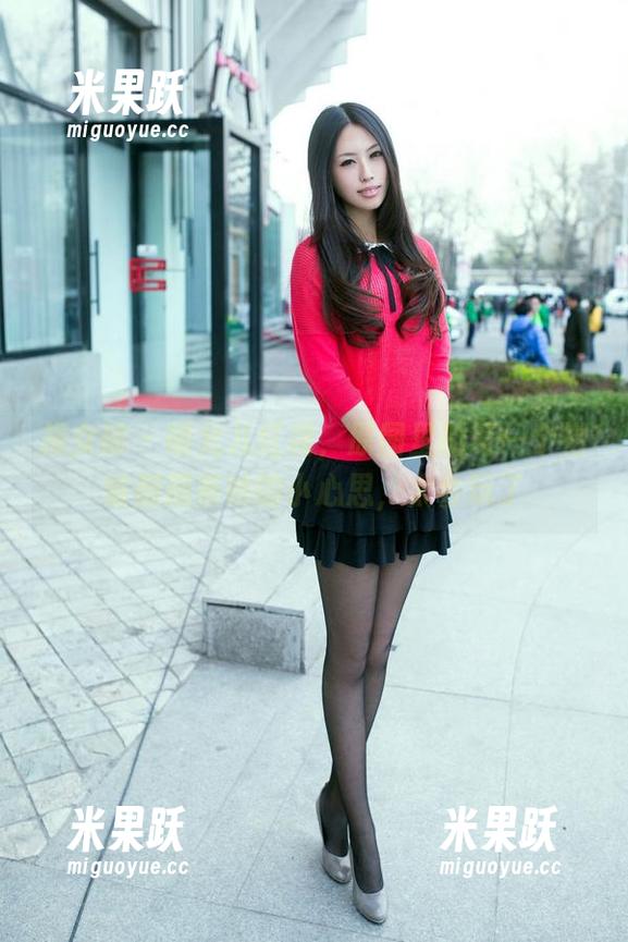 推女郎 - 胡允儿红裙，原图里的每一个褶皱都藏着她的小心思，太会玩了