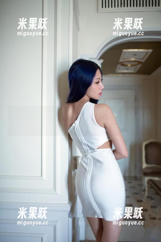 推女郎 - 请问墙纸能为我省去多少脑细胞？赫然印着谭冰这位女王。