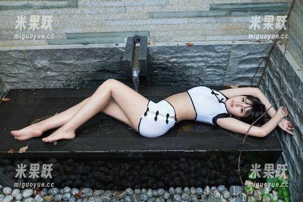 推女郎 - 黄可与她的丝袜写真，里面的图片有种不可言喻的魔力