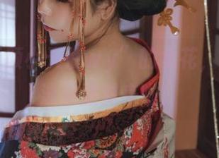 背着“无颜小天使wy”的水花,cos界的泳池派对来啦!