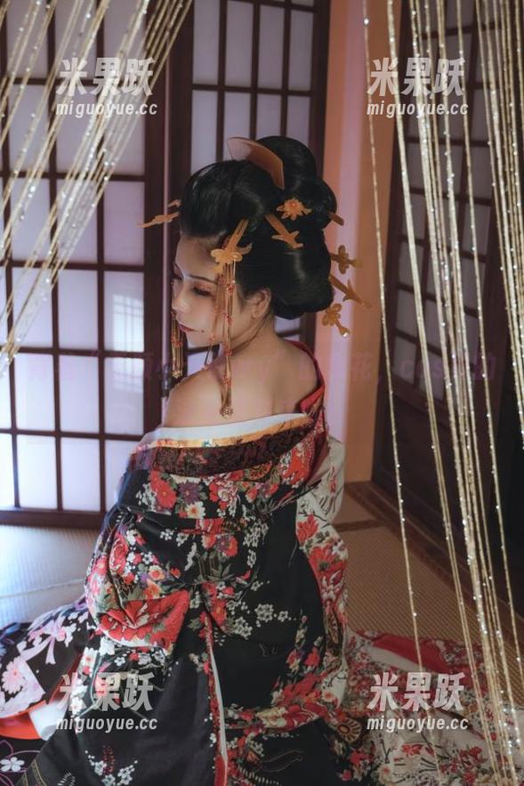 背着“无颜小天使wy”的水花，cos界的泳池派对来啦！