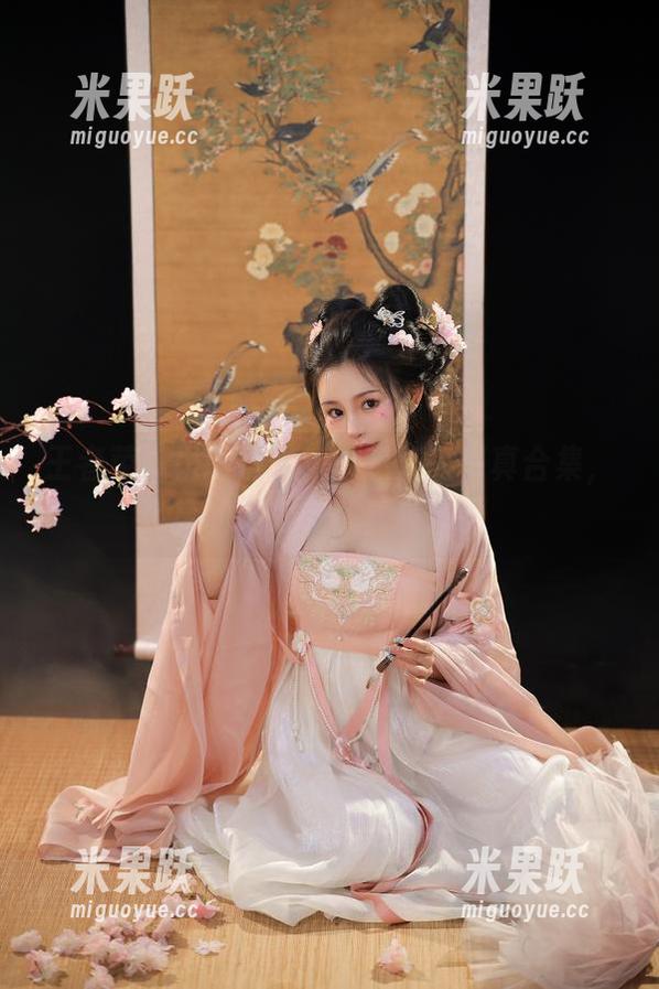 王者荣耀里的嫦娥，桃暖酱的写真合集，真的是次元壁要破了。