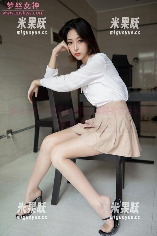 梦丝女神 - 看着花月舞，这睡衣像是从梦里跑出来的。