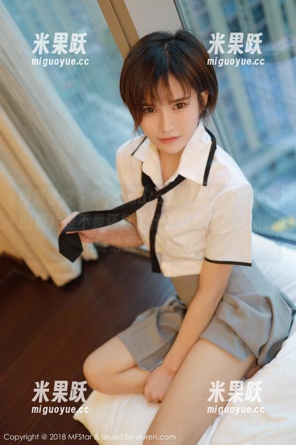 模范学院-Laura张小妮 模范学院 - 喂,Laura张小妮,这些海边的照片是不是还打了什么马赛克?原图能不能给我个不PS的?