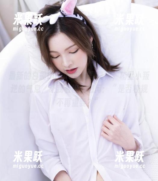 最新的白露Bululu制服写真集，稍显小叛逆的气息，让我看得直想问：“是否校规不再重要？”
