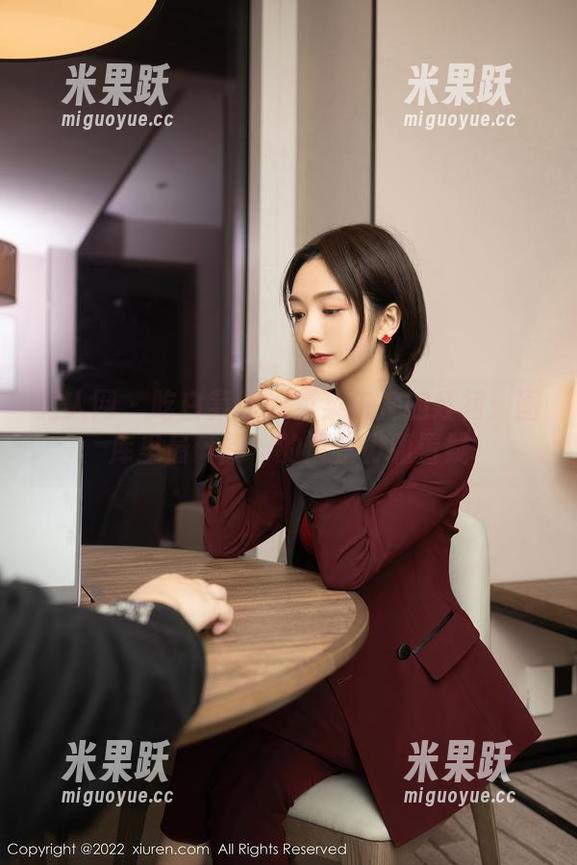 秀人网 - 吃白菜的vi菜菜与她的红裙：图库里最‘靓’的风景毋庸置疑