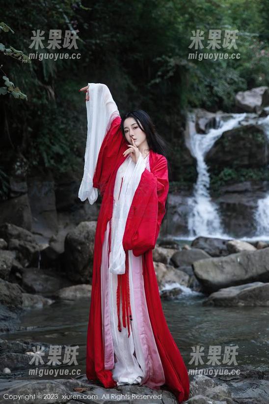 秀人网 - 在夏茉GIGI的浴室中，体验一场全套下载的疯狂旅程！
