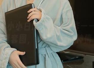 秀人网 - 小小白思宜再出新作——眼镜写真套图,瞧这可爱的神情