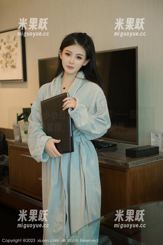 秀人网 - 小小白思宜再出新作——眼镜写真套图，瞧这可爱的神情